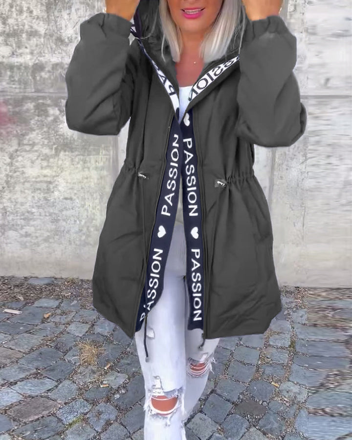 Lässiger mantel mit kapuze und kordelzug im buchstabenmuster MOKKAKAI