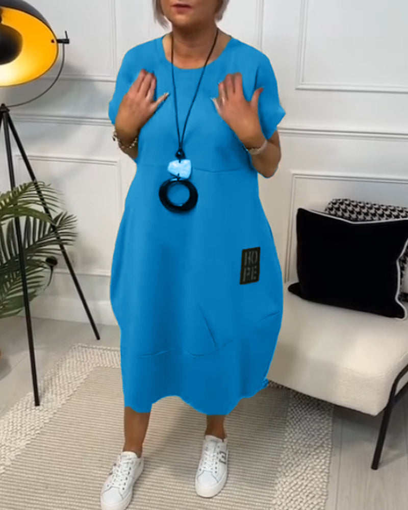 Schlichtes, kurzärmliges Freizeitkleid mit Buchstabendruck MOKKAKAI