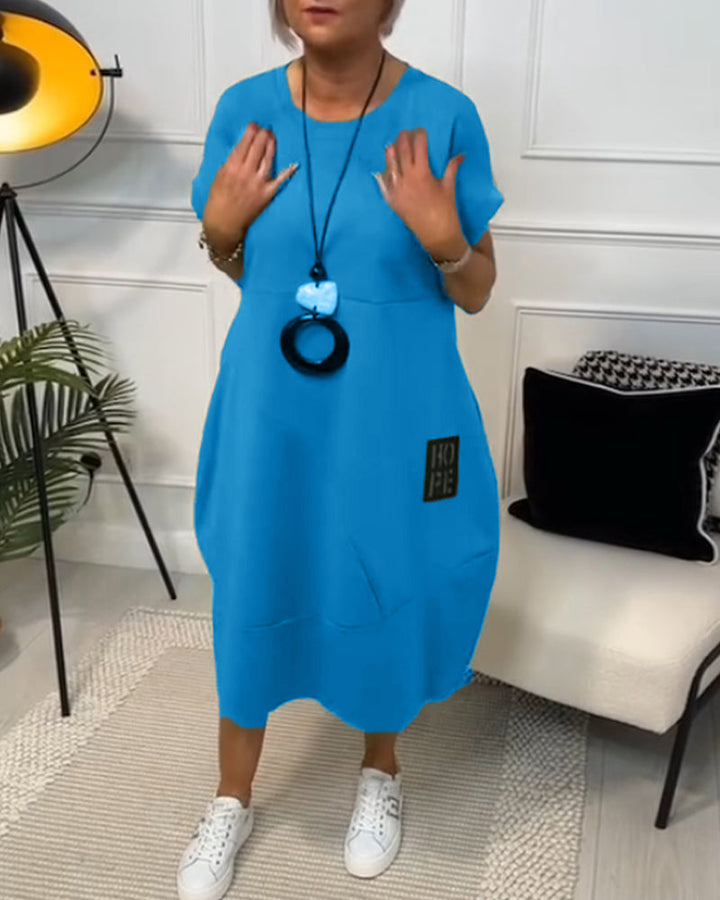 Schlichtes, kurzärmliges Freizeitkleid mit Buchstabendruck MOKKAKAI