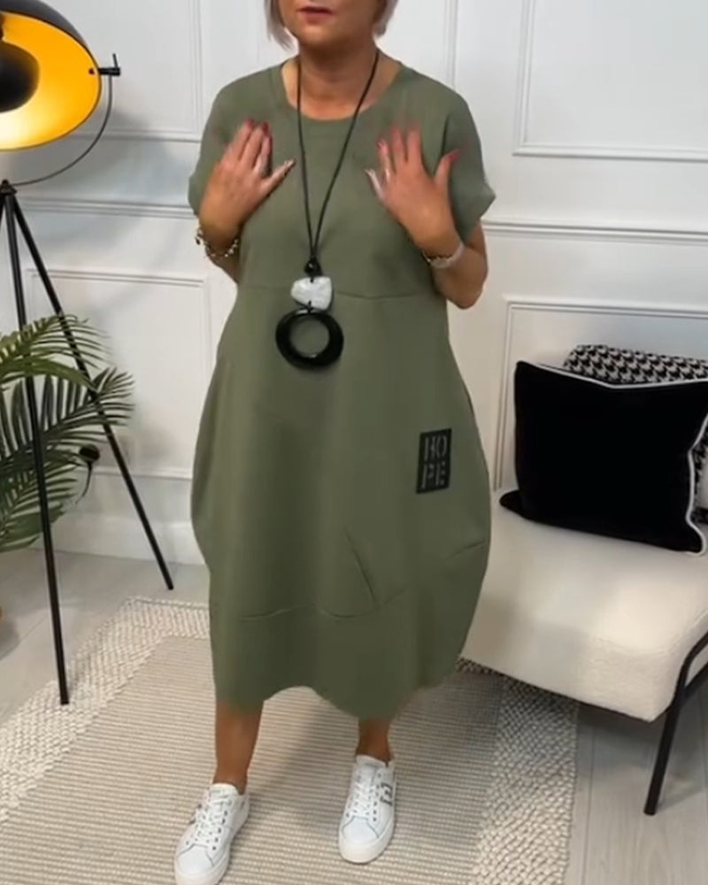 Schlichtes, kurzärmliges Freizeitkleid mit Buchstabendruck MOKKAKAI