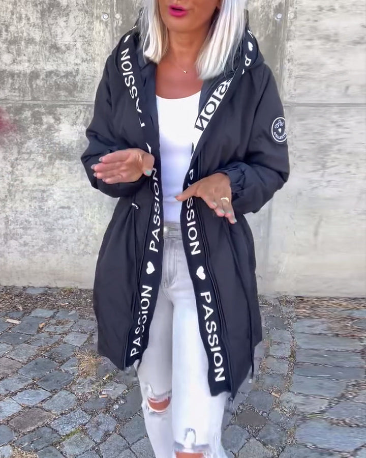 Lässiger mantel mit kapuze und kordelzug im buchstabenmuster MOKKAKAI