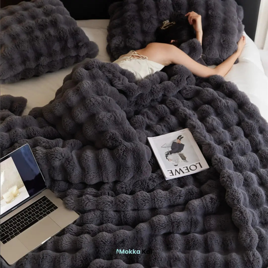 Fluffy Luxe toskanisch gmüetlich: Warme und extra dicki Winterdecke für Bett und Couch! MOKKAKAI