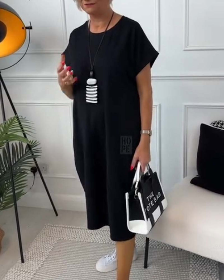 Schlichtes, kurzärmliges Freizeitkleid mit Buchstabendruck MOKKAKAI