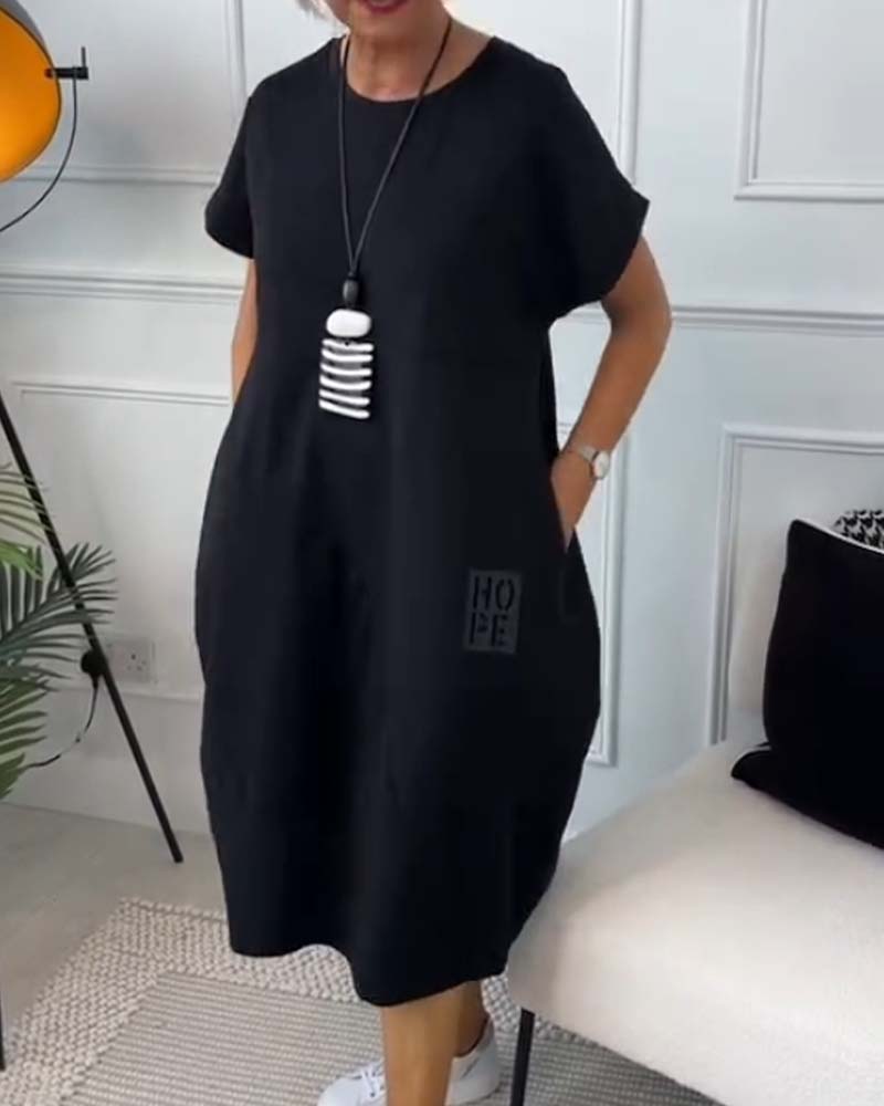 Schlichtes, kurzärmliges Freizeitkleid mit Buchstabendruck MOKKAKAI